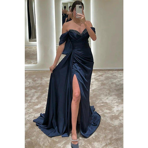 Robe de soirée longue élégante à épaules dénudées et plis perlés 