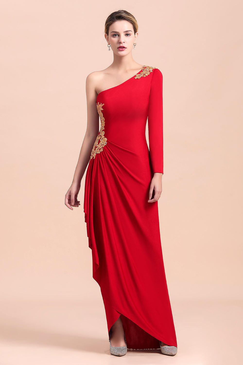 Elegantes vestidos de madrina con un solo hombro, mangas largas, volantes y apliques.