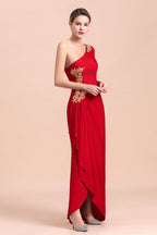 Elegantes vestidos de madrina con un solo hombro, mangas largas, volantes y apliques.