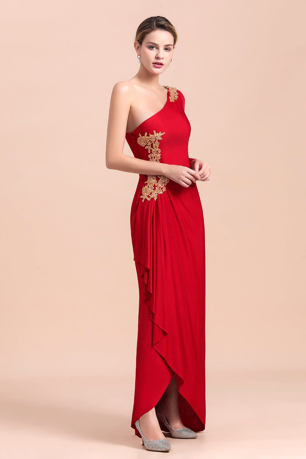 Elegantes vestidos de madrina con un solo hombro, mangas largas, volantes y apliques.