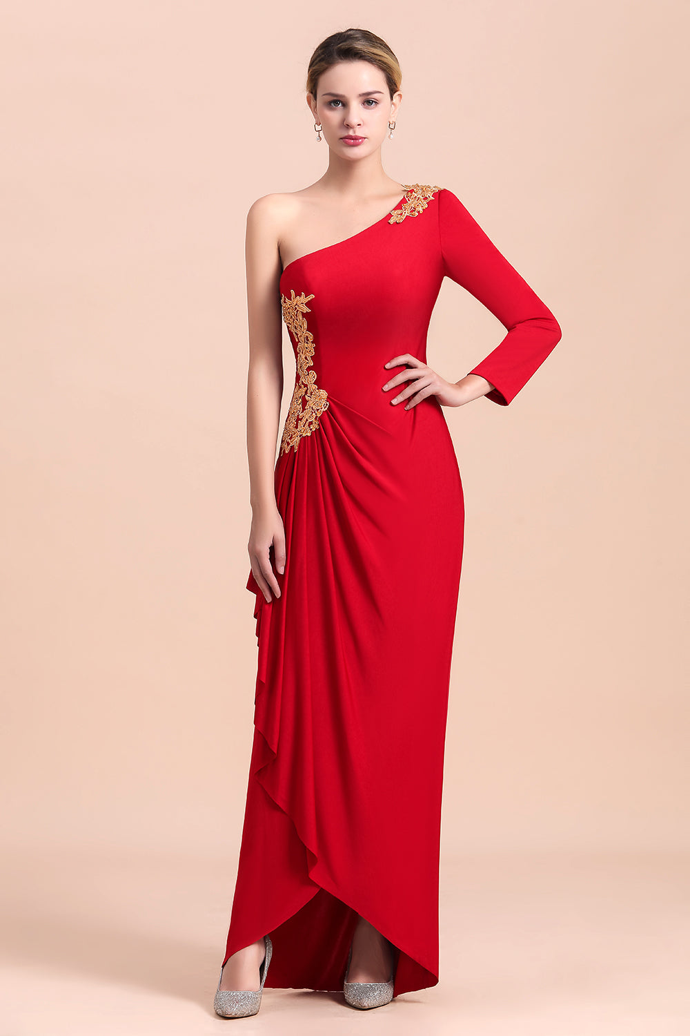Elegantes vestidos de madrina con un solo hombro, mangas largas, volantes y apliques.