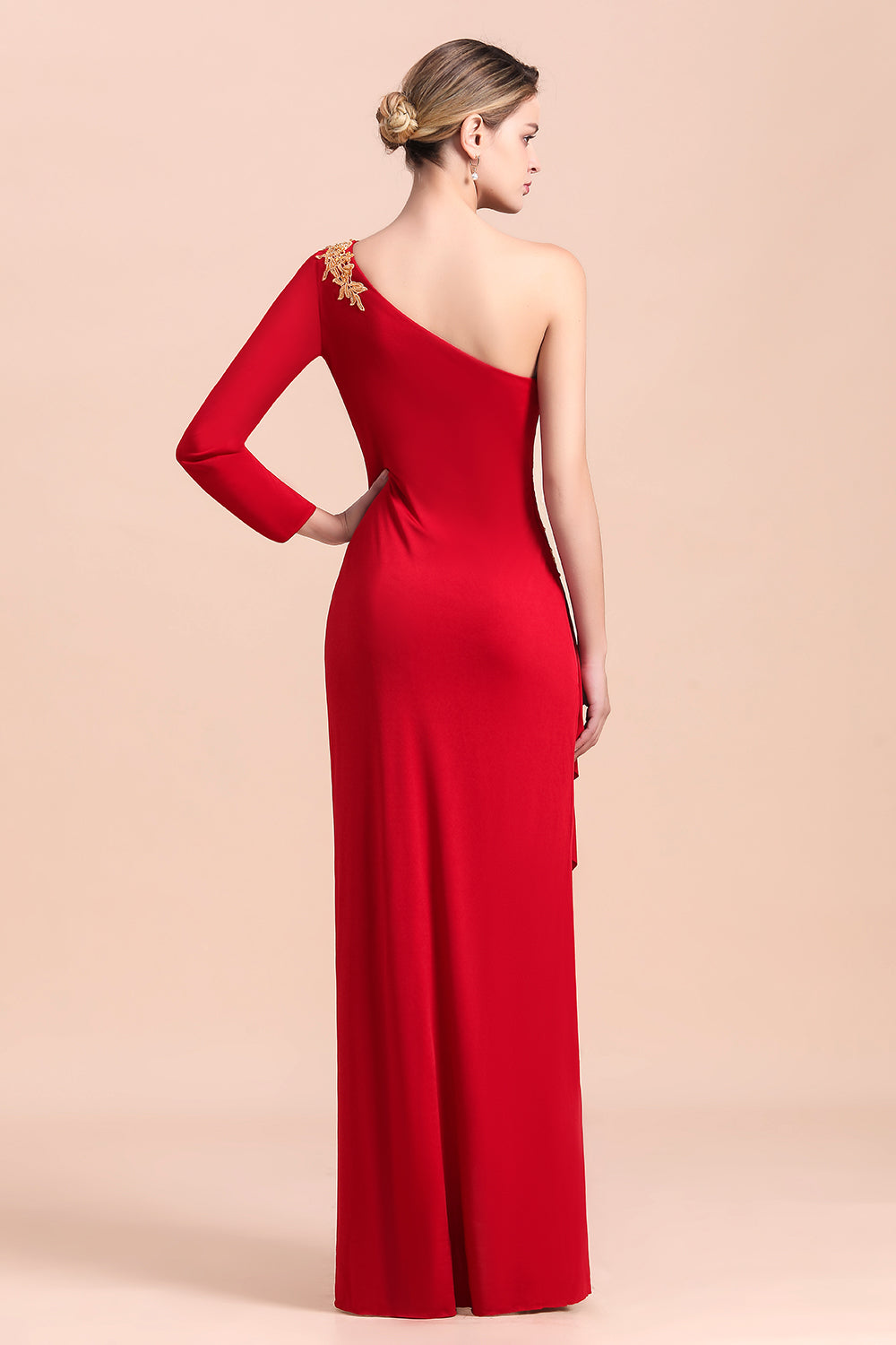 Elegantes vestidos de madrina con un solo hombro, mangas largas, volantes y apliques.