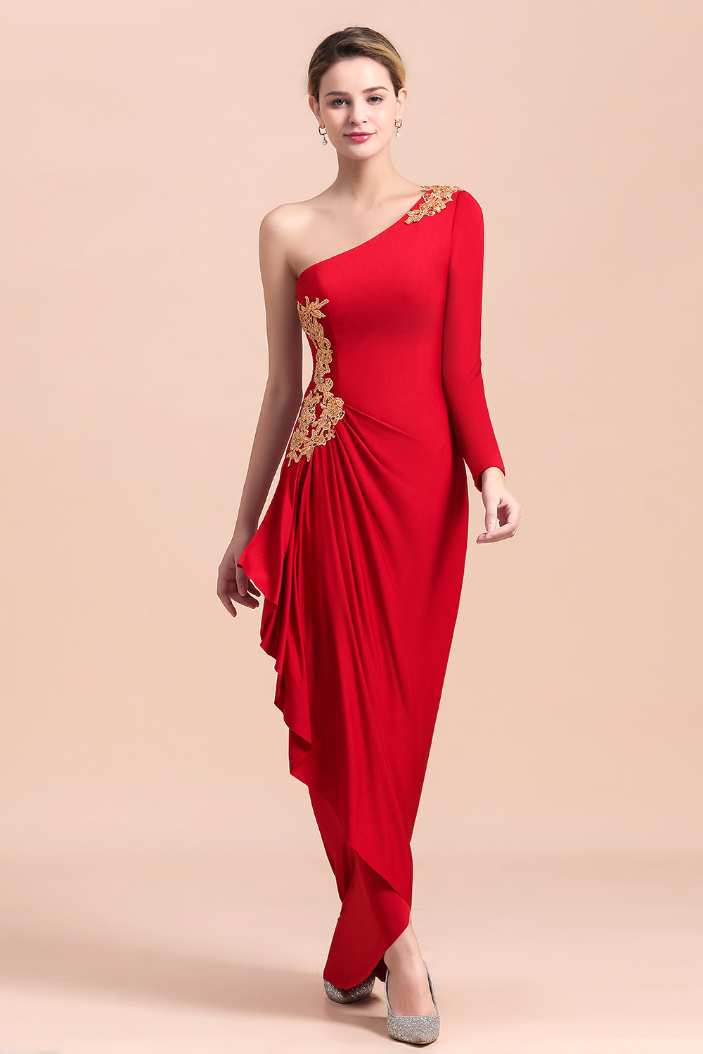 Elegantes vestidos de madrina con un solo hombro, mangas largas, volantes y apliques.