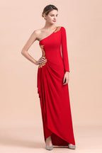 Elegantes vestidos de madrina con un solo hombro, mangas largas, volantes y apliques.