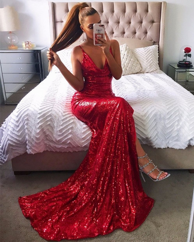 Vestidos de fiesta elegantes rojos con lentejuelas, cuello halter, espalda descubierta y abertura alta.