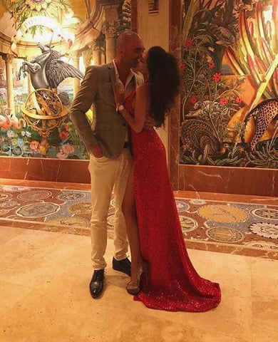 Vestidos de fiesta elegantes rojos con lentejuelas, cuello halter, espalda descubierta y abertura alta.