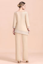 Elegante mono de gasa color champán con cuello redondo para la madre de la novia disponible online