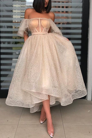 Robe de bal courte en dentelle à sequins chics, épaules dénudées