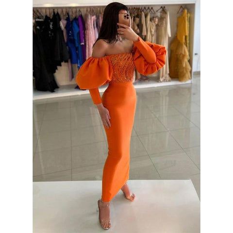 Robe longue de soirée orange à épaules dénudées et manches bouffantes, style chic et fourreau 