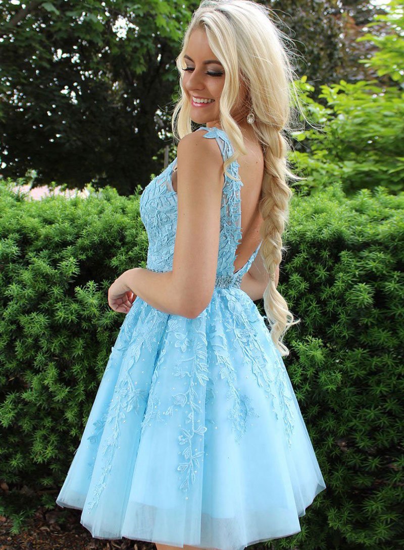 Robe de bal chic courte trapèze en tulle et dentelle à dos nu