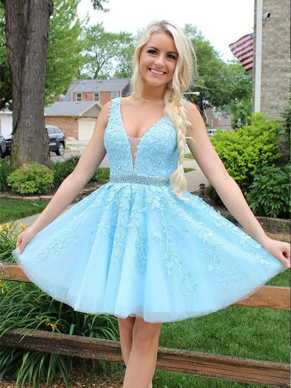 Robe de bal chic courte trapèze en tulle et dentelle à dos nu