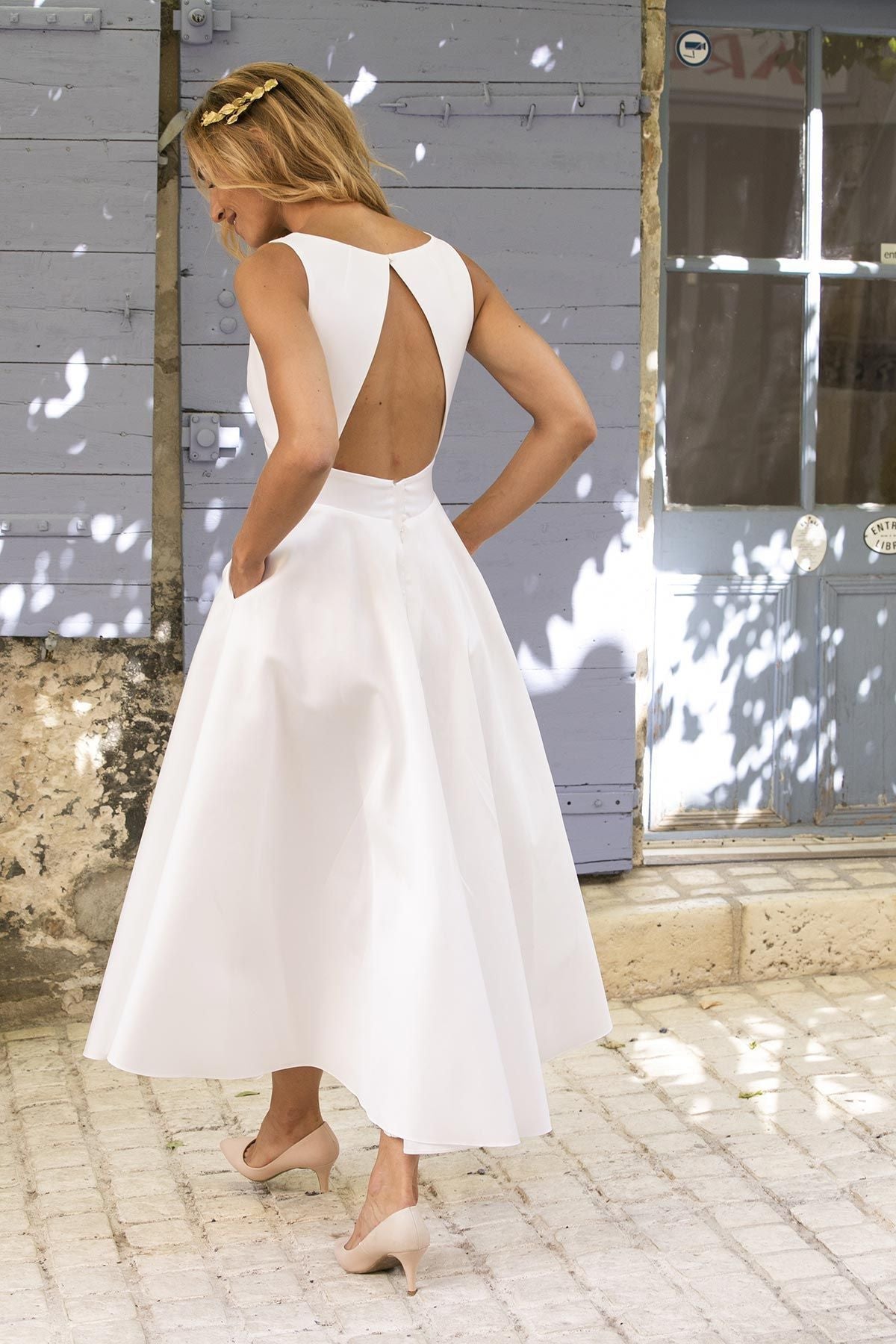 Robe de bal courte chic en satin, coupe trapèze, col en V, dos nu et poches