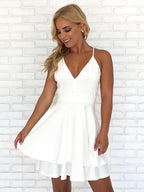 Robe de bal chic courte en mousseline à volants et col en V, bretelles spaghetti