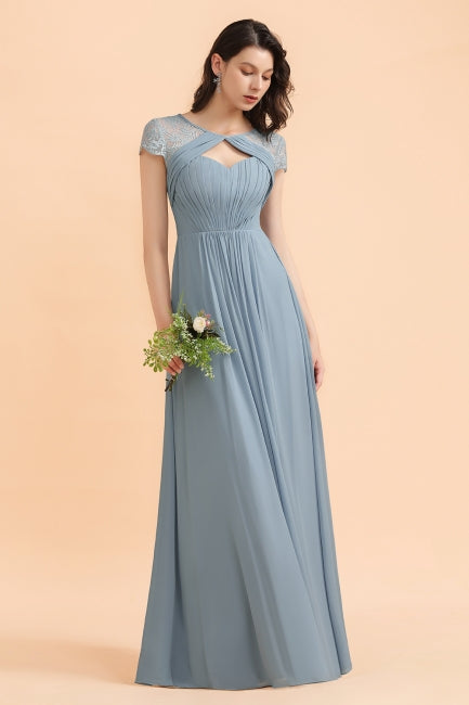 Elegante vestido de dama de honor de gasa con encaje y mangas cortas con volantes