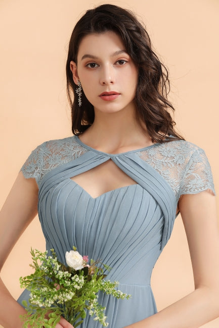 Elegante vestido de dama de honor de gasa con encaje y mangas cortas con volantes