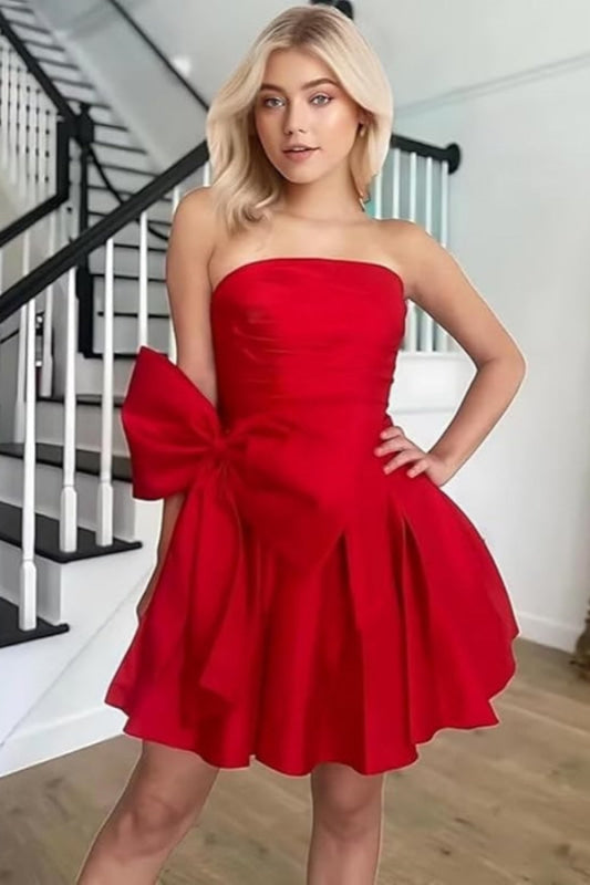 Elegante vestido corto fruncido sin mangas para fiestas de bienvenida. Vestido sencillo de fiesta con lazo.