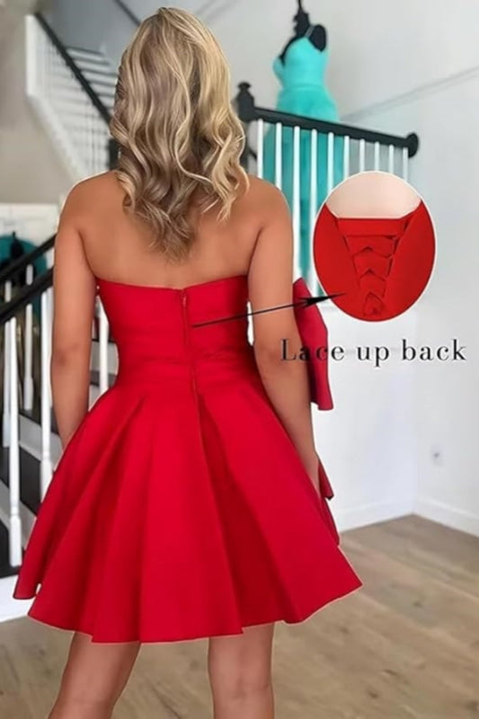 Elegante vestido corto fruncido sin mangas para fiestas de bienvenida. Vestido sencillo de fiesta con lazo.
