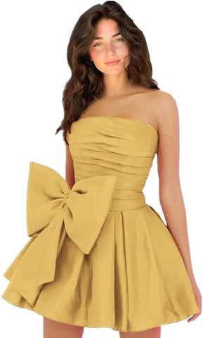 Elegante vestido corto fruncido sin mangas para fiestas de bienvenida. Vestido sencillo de fiesta con lazo.
