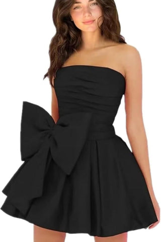 Elegante vestido corto fruncido sin mangas para fiestas de bienvenida. Vestido sencillo de fiesta con lazo.