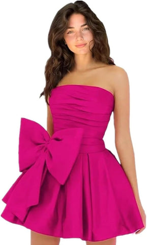 Elegante vestido corto fruncido sin mangas para fiestas de bienvenida. Vestido sencillo de fiesta con lazo.