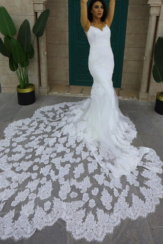 Elegante vestido de novia de sirena sin mangas con tirantes finos y cola de capilla