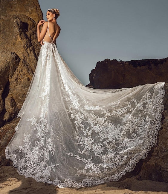 Robe de mariée chic sans manches à col en V, coupe trapèze, en tulle, ornée d'appliques en dentelle et de poches. 