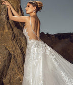Robe de mariée chic sans manches à col en V, coupe trapèze, en tulle, ornée d'appliques en dentelle et de poches. 