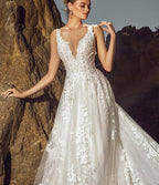 Robe de mariée chic sans manches à col en V, coupe trapèze, en tulle, ornée d'appliques en dentelle et de poches. 
