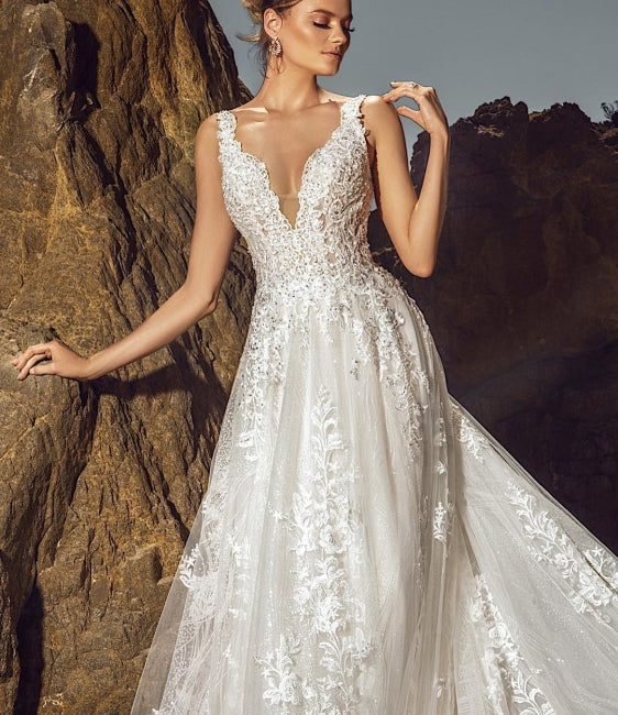 Robe de mariée chic sans manches à col en V, coupe trapèze, en tulle, ornée d'appliques en dentelle et de poches. 