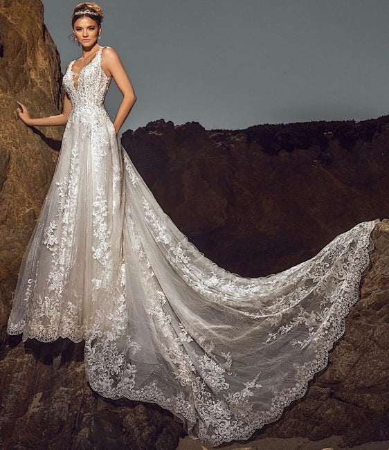 Robe de mariée chic sans manches à col en V, coupe trapèze, en tulle, ornée d'appliques en dentelle et de poches. 