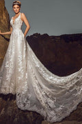 Robe de mariée chic sans manches à col en V, coupe trapèze, en tulle, ornée d'appliques en dentelle et de poches. 