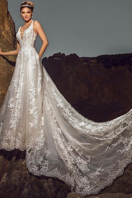 Robe de mariée chic sans manches à col en V, coupe trapèze, en tulle, ornée d'appliques en dentelle et de poches. 