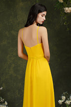 Elegante vestido de dama de honor de corte línea A, largo hasta el suelo, con tirantes finos, cuello halter y abertura, con bolsillos.
