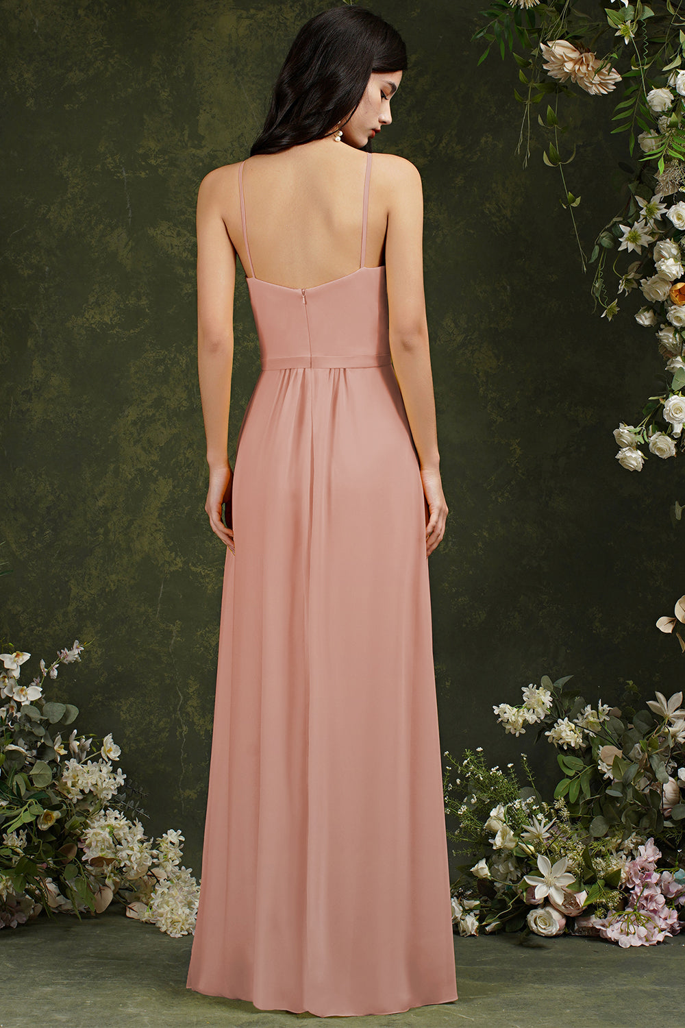 Elegante vestido de dama de honor de corte línea A, largo hasta el suelo, con tirantes finos, cuello halter y abertura, con bolsillos.