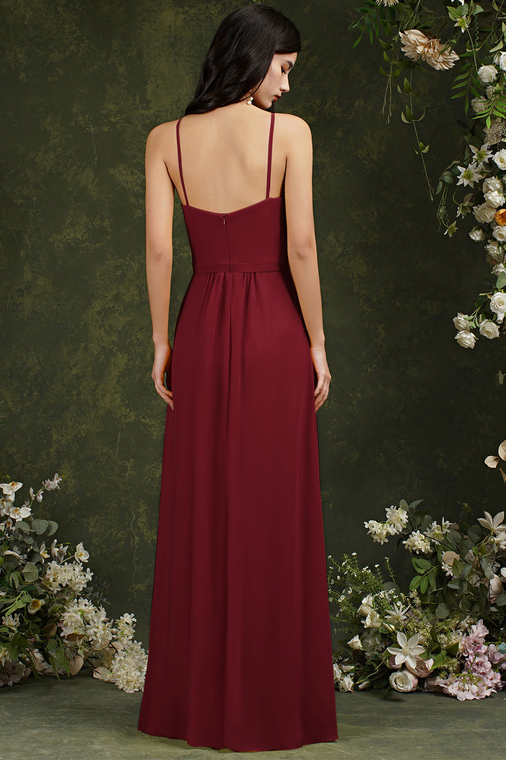 Elegante vestido de dama de honor de corte línea A, largo hasta el suelo, con tirantes finos, cuello halter y abertura, con bolsillos.