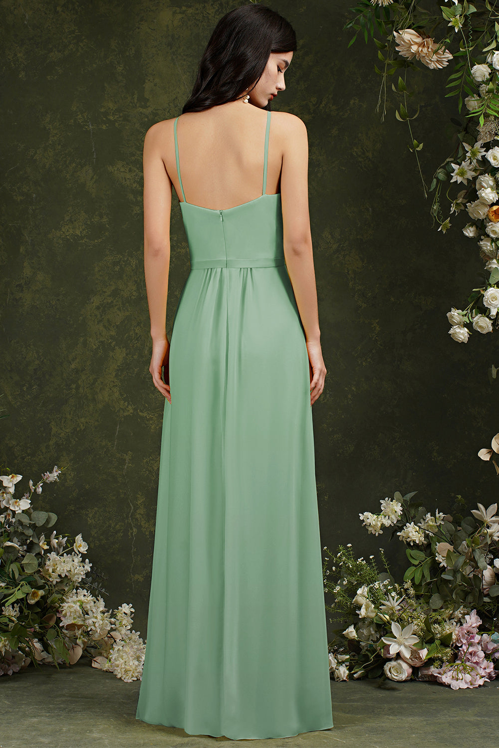 Elegante vestido de dama de honor de corte línea A, largo hasta el suelo, con tirantes finos, cuello halter y abertura, con bolsillos.