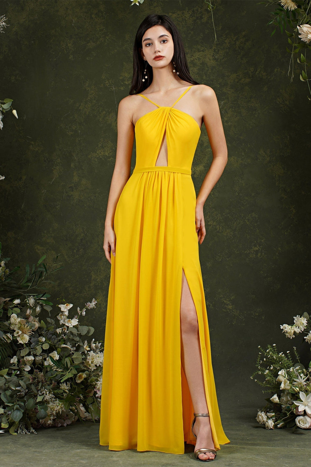 Elegante vestido de dama de honor de corte línea A, largo hasta el suelo, con tirantes finos, cuello halter y abertura, con bolsillos.