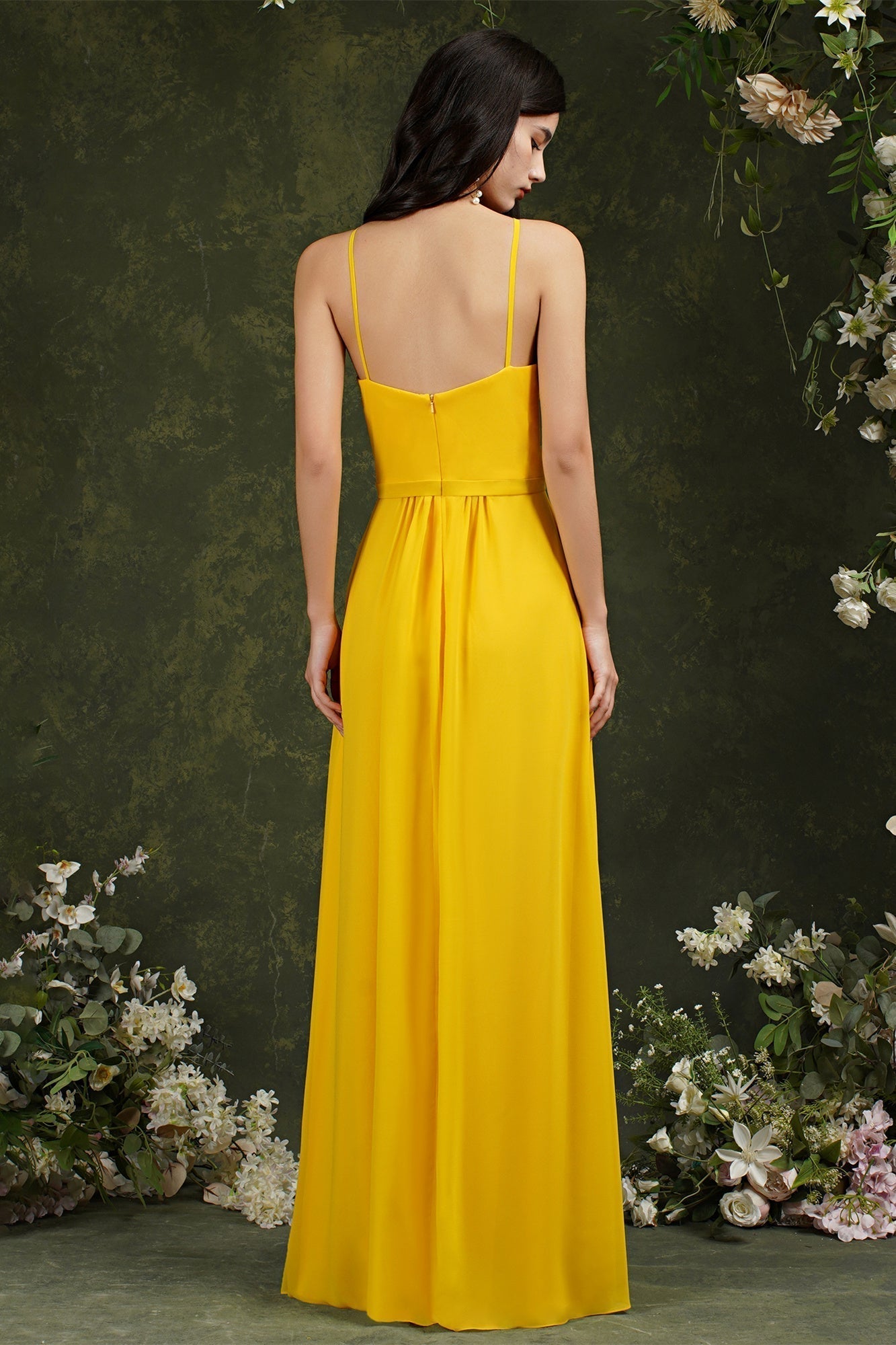 Elegante vestido de dama de honor de corte línea A, largo hasta el suelo, con tirantes finos, cuello halter y abertura, con bolsillos.