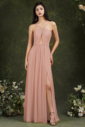 Elegante vestido de dama de honor de corte línea A, largo hasta el suelo, con tirantes finos, cuello halter y abertura, con bolsillos.