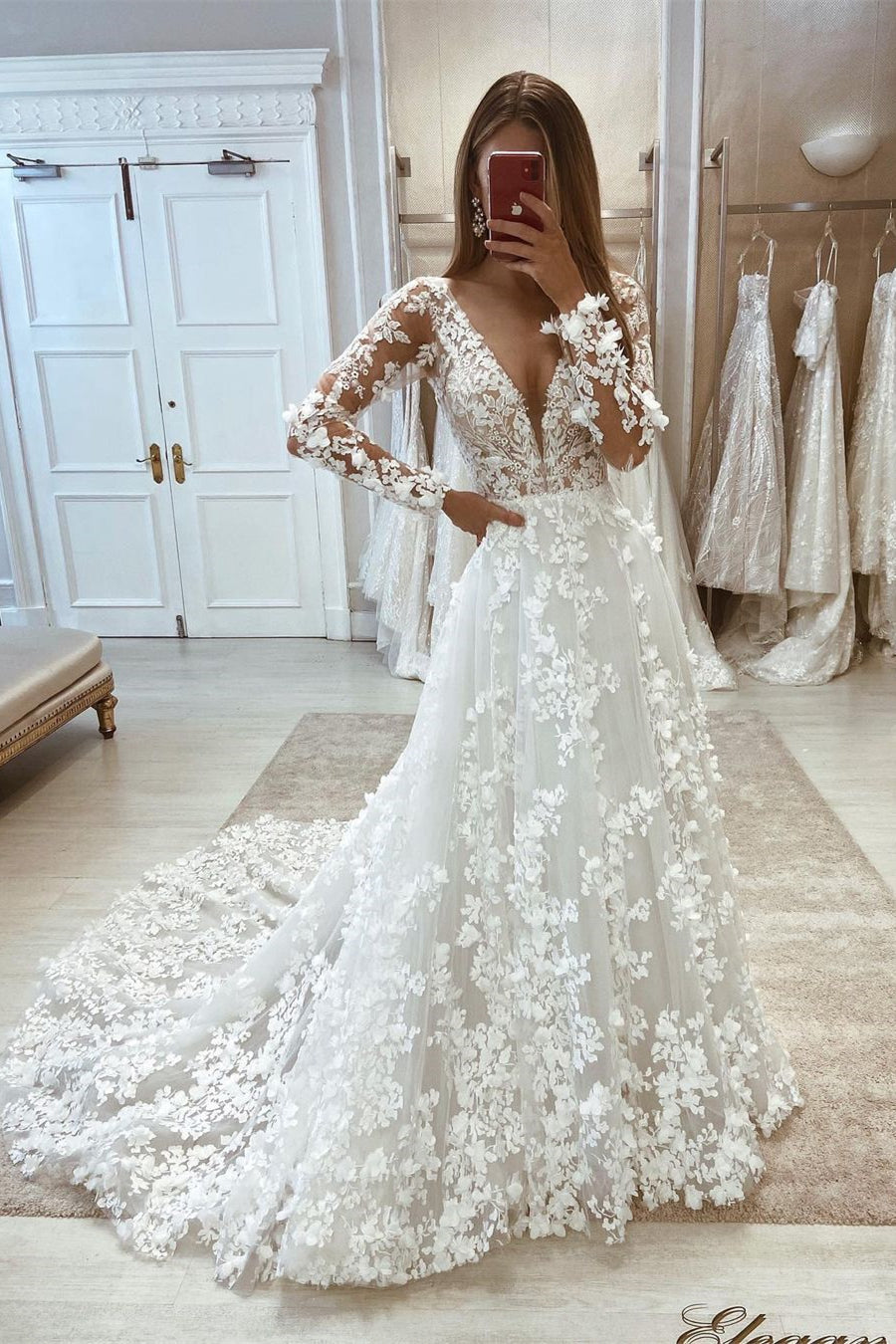 Robe de mariée élégante en dentelle, col V, coupe trapèze, manches longues, longueur au sol