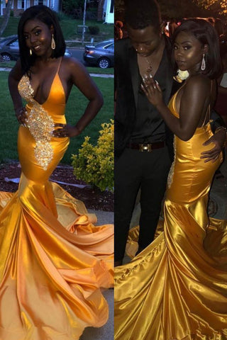 Robes de bal sirène chics en dentelle, décolleté en V et bretelles spaghetti, ornées d'appliqués.