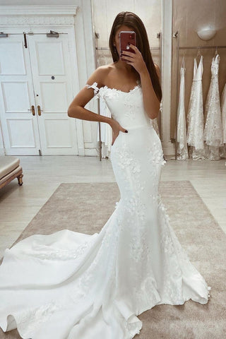 Elegante vestido de novia de sirena blanco con tirantes, encaje, sin mangas y cola.