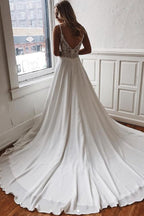 Robe de mariée en mousseline de soie, coupe trapèze, col en V, bretelles spaghetti en dentelle et traîne courte WD343