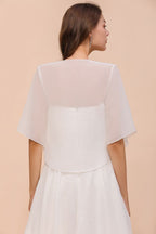 Vestido de dama de honor de gasa, manga tres cuartos, corto hasta la rodilla, con capas y detalles cruzados, ideal para ocasiones especiales.