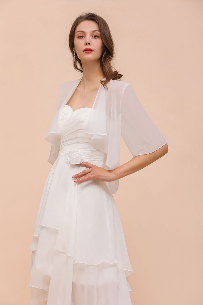 Vestido de dama de honor de gasa, manga tres cuartos, corto hasta la rodilla, con capas y detalles cruzados, ideal para ocasiones especiales.