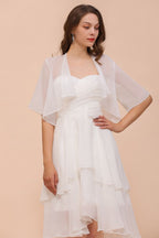 Vestido de dama de honor de gasa, manga tres cuartos, corto hasta la rodilla, con capas y detalles cruzados, ideal para ocasiones especiales.