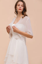Vestido de dama de honor de gasa, manga tres cuartos, corto hasta la rodilla, con capas y detalles cruzados, ideal para ocasiones especiales.