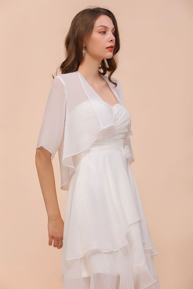 Vestido de dama de honor de gasa, manga tres cuartos, corto hasta la rodilla, con capas y detalles cruzados, ideal para ocasiones especiales.