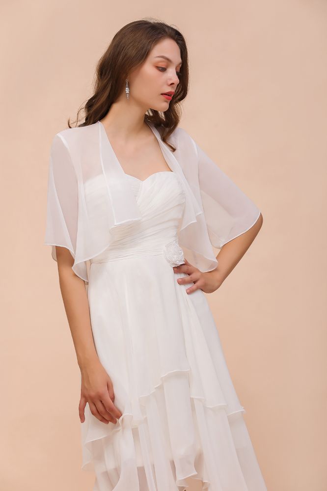 Vestido de dama de honor de gasa, manga tres cuartos, corto hasta la rodilla, con capas y detalles cruzados, ideal para ocasiones especiales.
