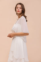 Vestido de dama de honor de gasa, manga tres cuartos, corto hasta la rodilla, con capas y detalles cruzados, ideal para ocasiones especiales.